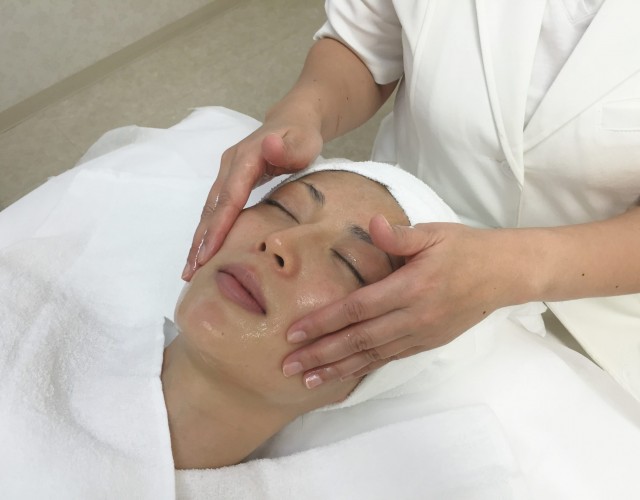 1.クレンジング~メイクを丁寧に落とします