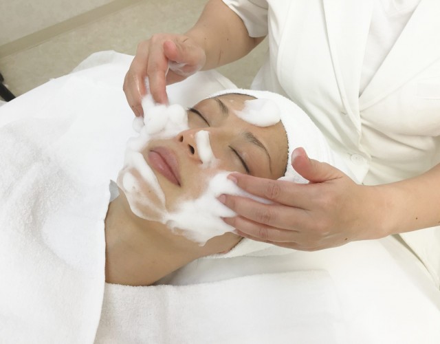 2.洗顔~ハーブの泡で優しく洗顔