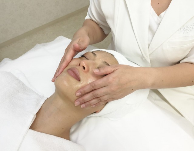 3.毛穴洗浄~落としきれない毛穴の汚れを丁寧にケア