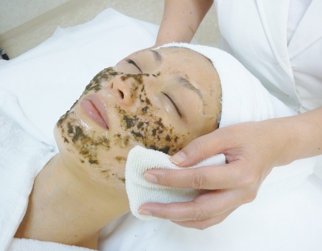 8.整肌~ハーブを拭き取り、専用ローション等でお肌を整え終了